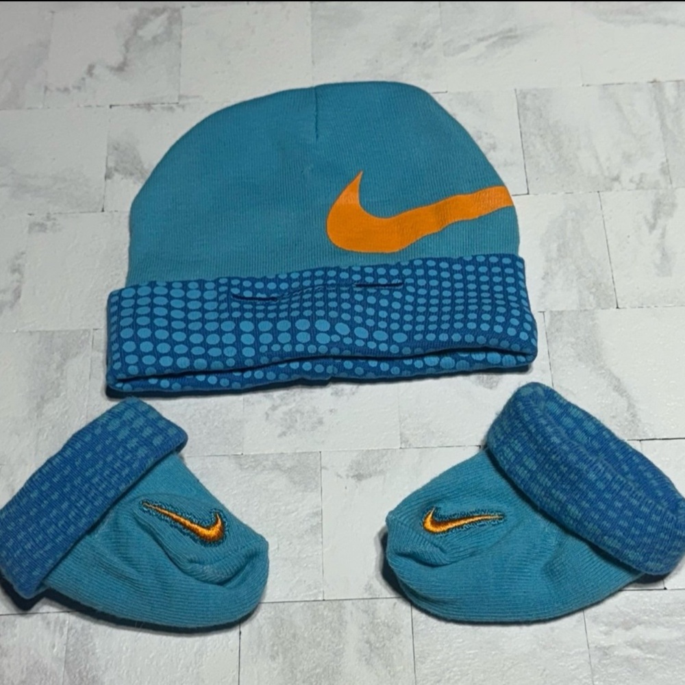 Nike baby hat with socks 0-6months